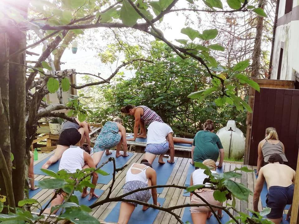 Aia Surf Camp San Sebastian Partyhostel מראה חיצוני תמונה