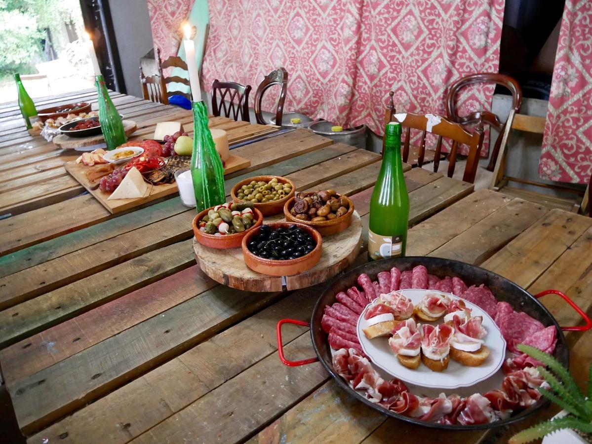 Aia Surf Camp San Sebastian Partyhostel מראה חיצוני תמונה