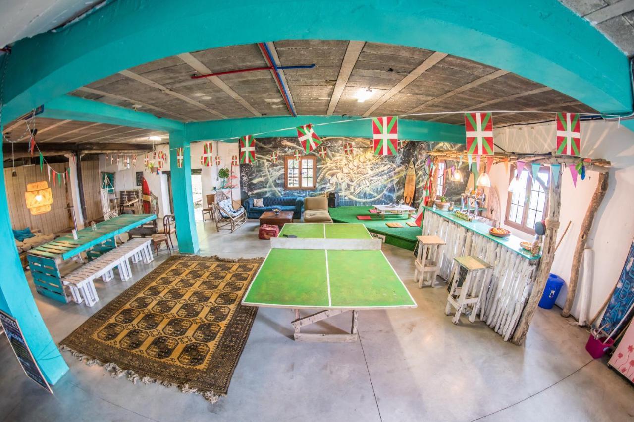Aia Surf Camp San Sebastian Partyhostel מראה חיצוני תמונה
