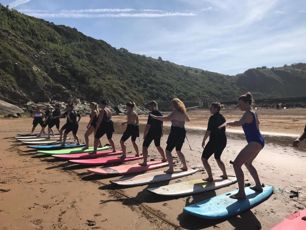 Aia Surf Camp San Sebastian Partyhostel מראה חיצוני תמונה