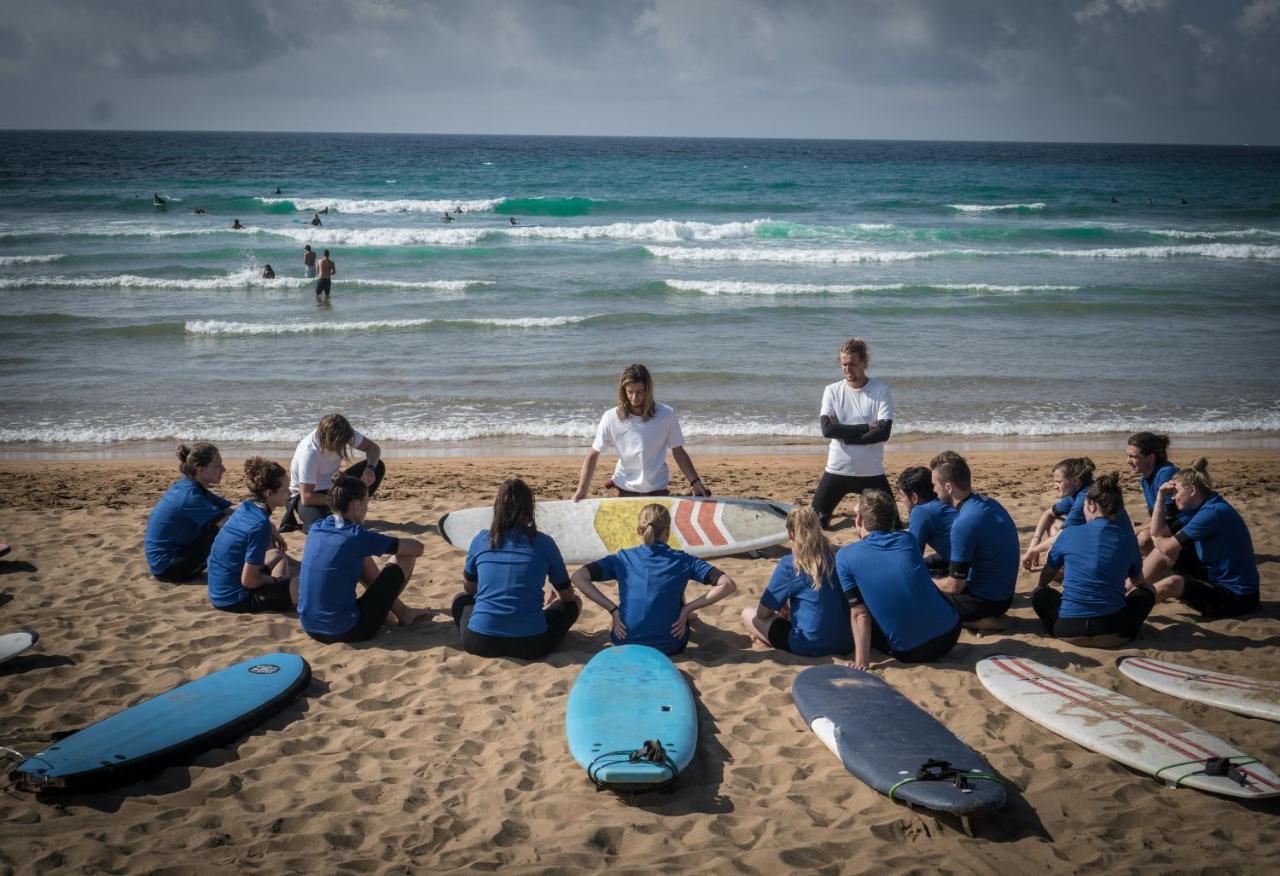 Aia Surf Camp San Sebastian Partyhostel מראה חיצוני תמונה