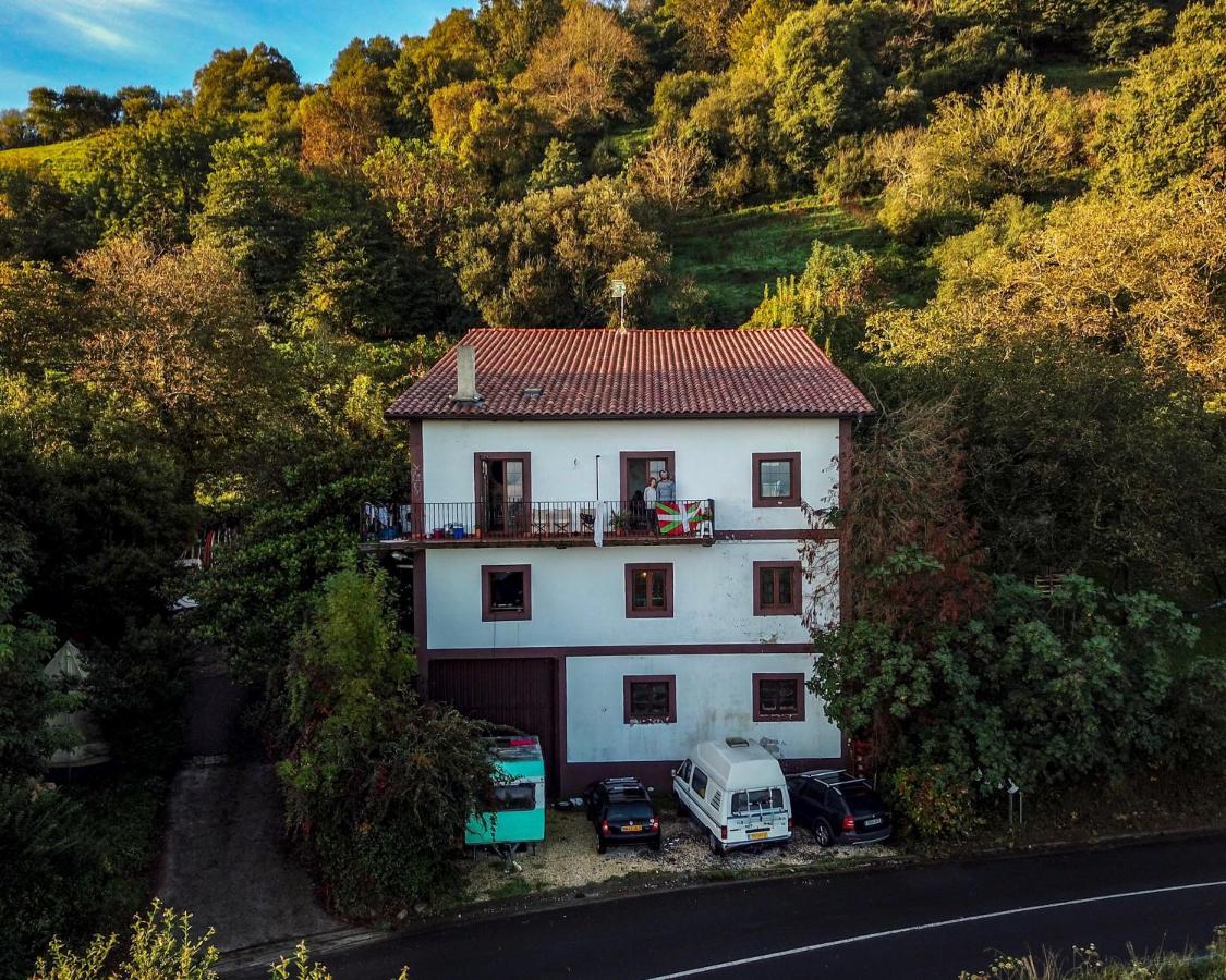 Aia Surf Camp San Sebastian Partyhostel מראה חיצוני תמונה